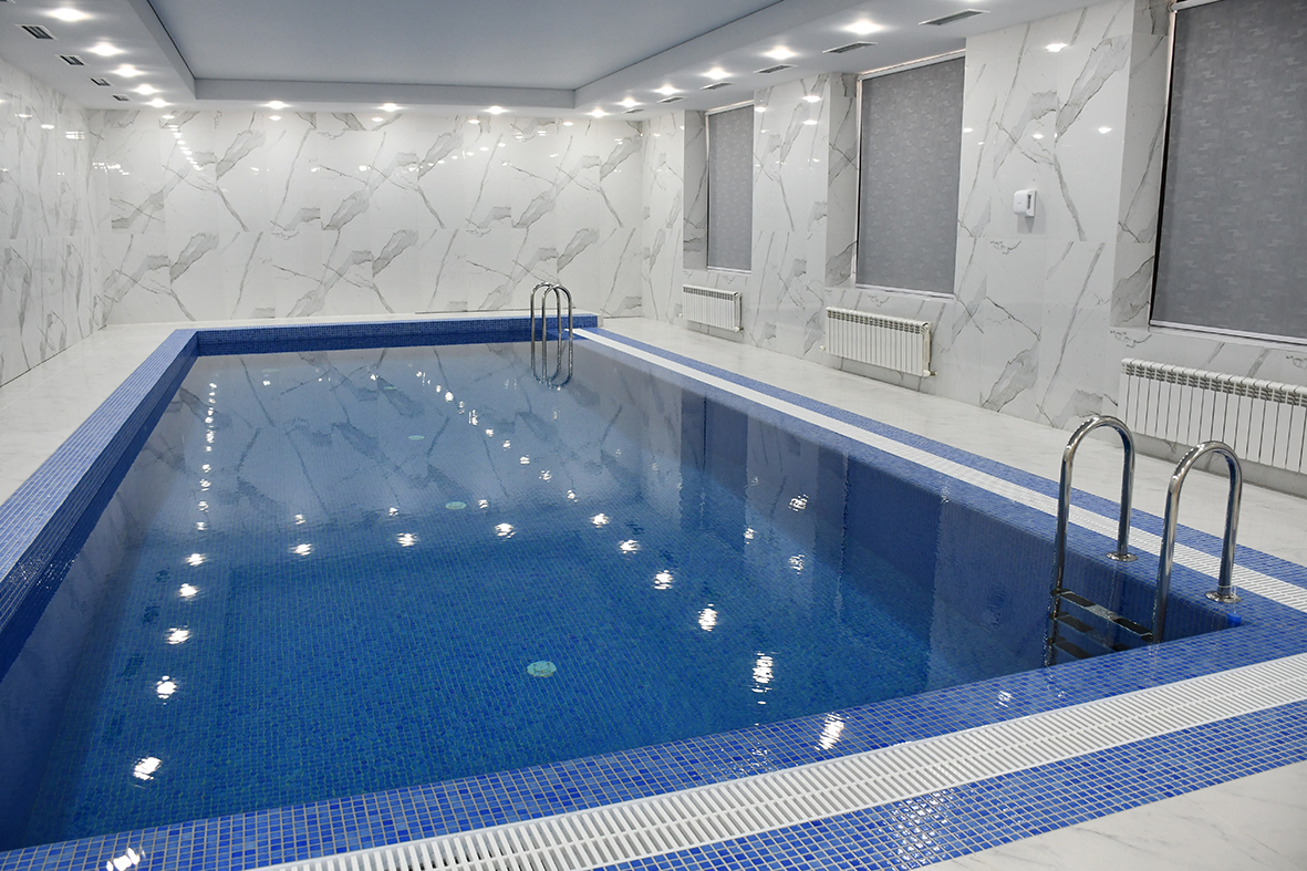 Современный бассейн в частном доме